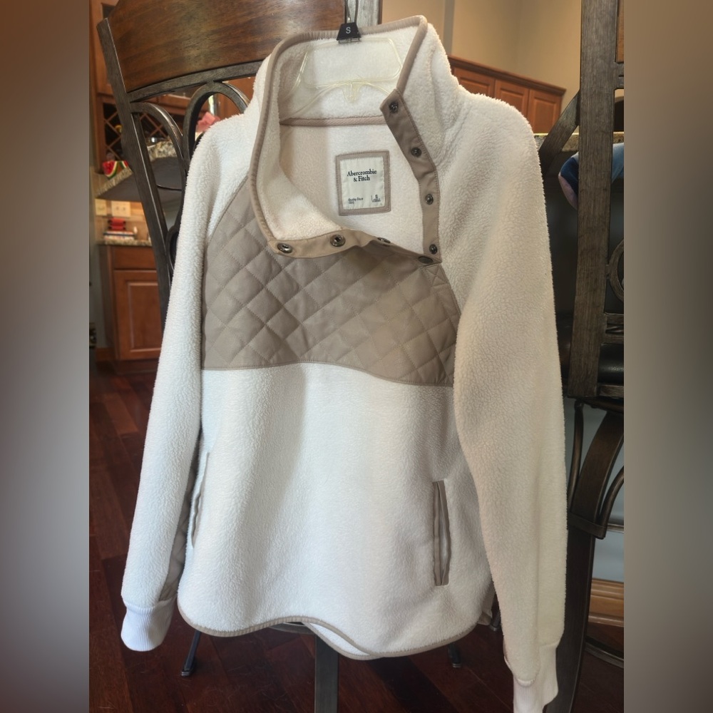SOLD ON XPOSTAbercrombie & Fitch Cream & Tan Quilted Pullover. Small. EUC. - Picture 10 of 16